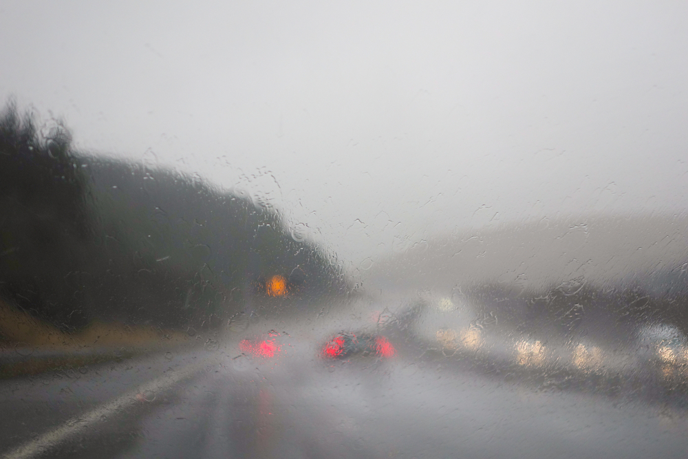 how-to-stay-safe-when-driving-during-bad-weather-infographic